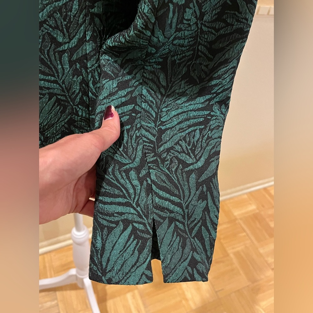 Kasper jacquard / brocade blazer/ jacket, leaf print. Fully lined, fitted. 6 - Picture 4 of 8